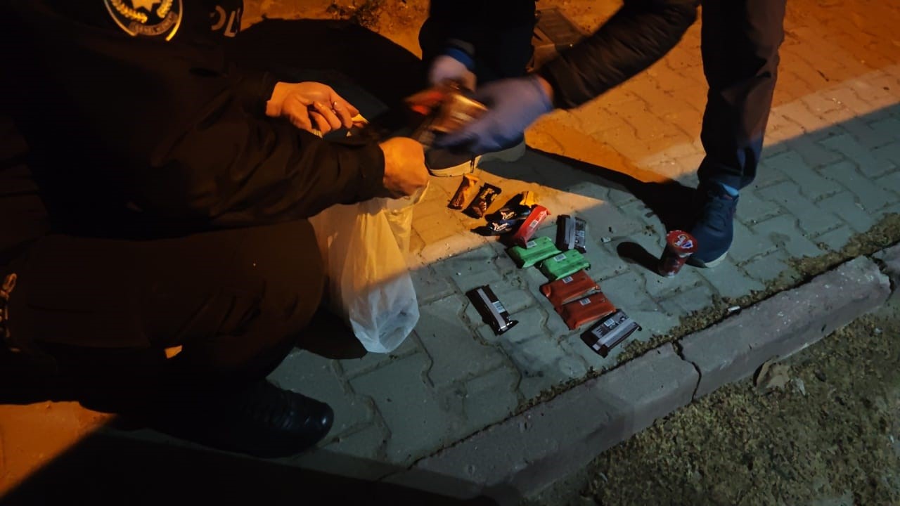 Olay, Saat 03.00 Sıralarında Mahmudiye Mahallesi İpekyolu Caddesi Üzerinde Bulunan Bir Büfede Meydana Geldi. Gece Bekçileri Büfeye Giren 3 Şahsı Fark Etti. Bekçileri Gören 3 Şahıs Yaya Olarak Hızla Kaçmaya Başladıla (1)