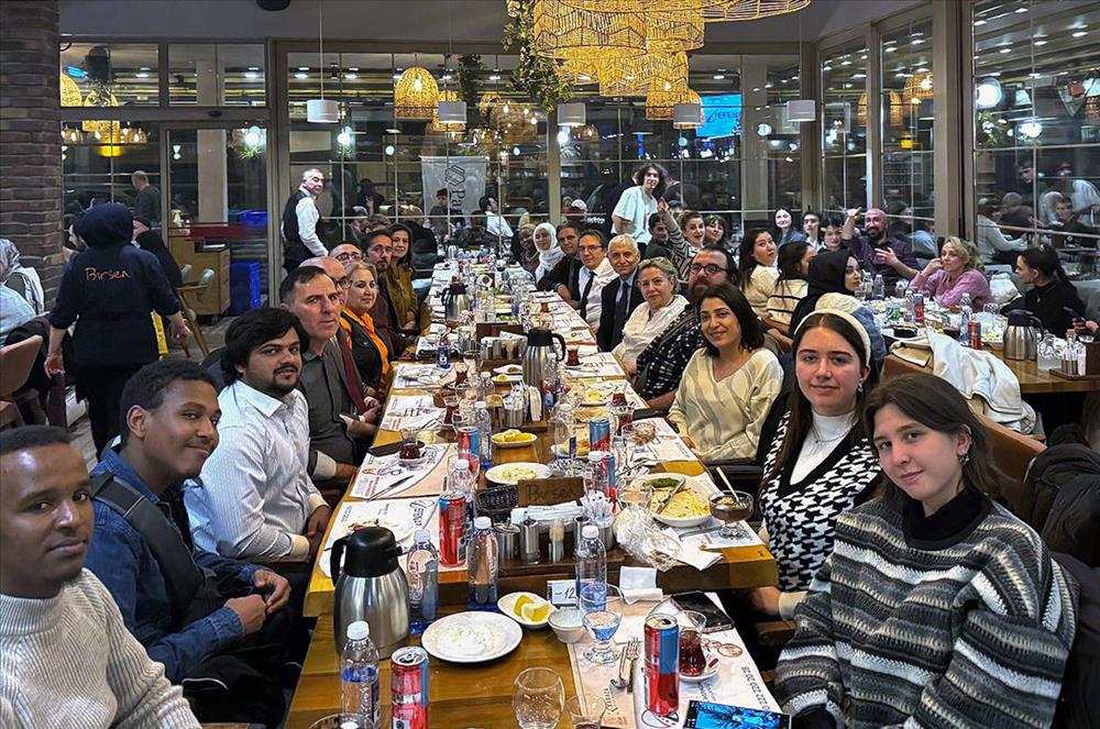 Rektör Prof. Dr. Adnan Özcan, Yabancı Uyruklu Öğrencilerle İftar Yemeğinde Bir Araya Geldi-1