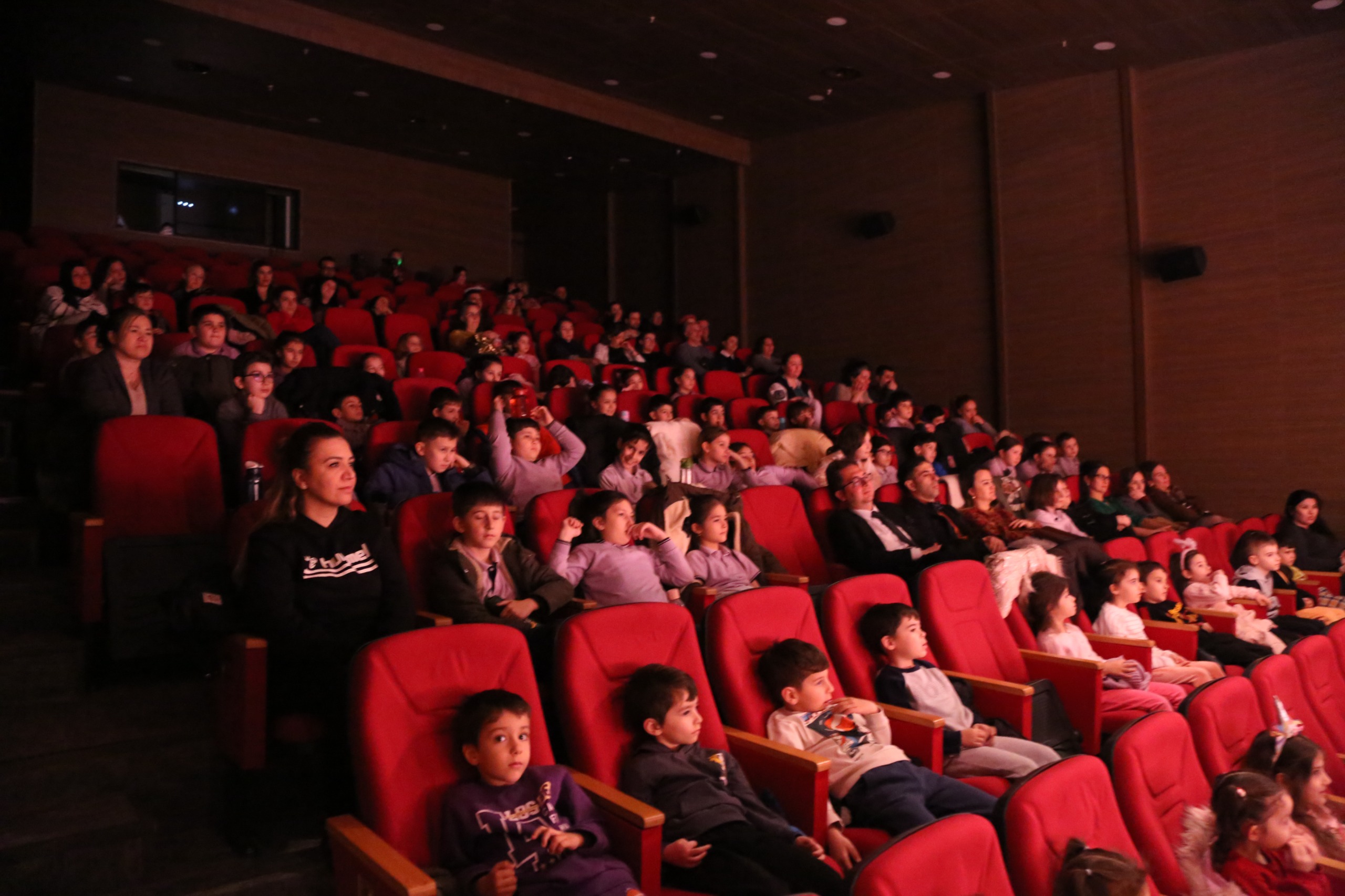 Şehi̇r Ti̇yatrolari’nin Yeni̇ Çocuk Oyunu “Pompenya” Seyi̇rci̇yle Buluştu (3)