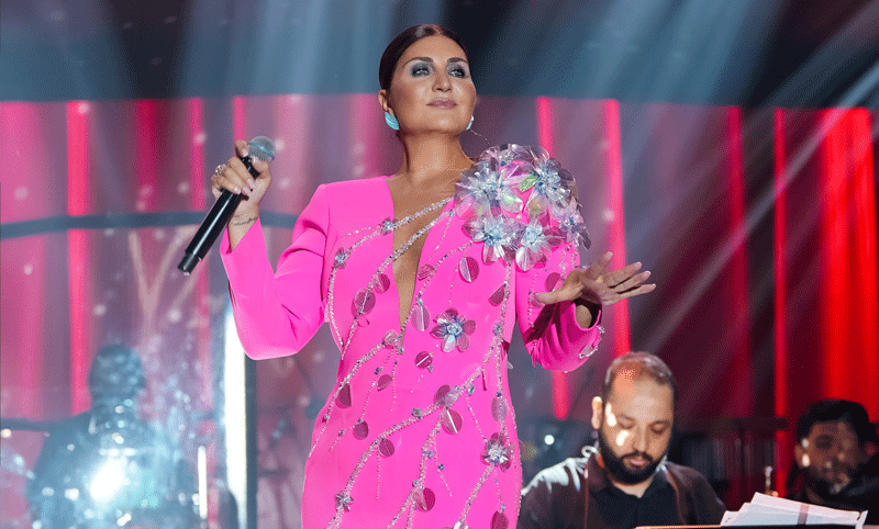 Sibel Can'dan Işıltılı bir 'Yaza Merhaba'