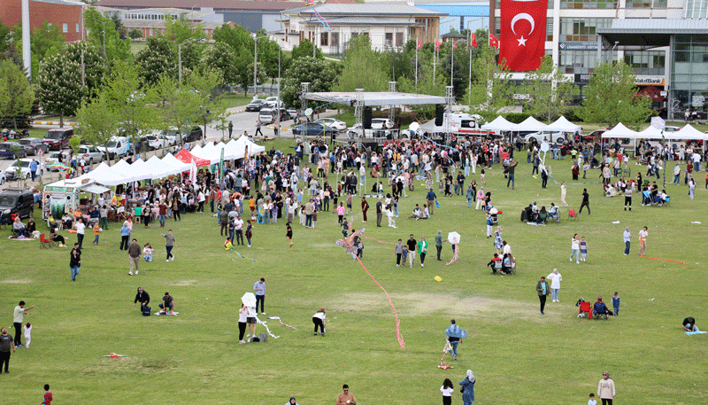 Eskişehir Teknik Üniversitesinde Gökyüzü Uçurtmalarla Renklendi