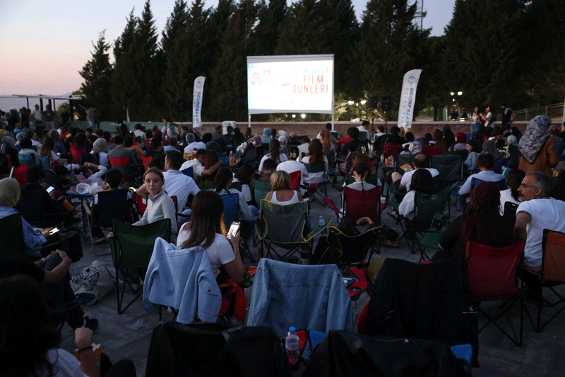 Yaz akşamları sinema keyfi devam ediyor
