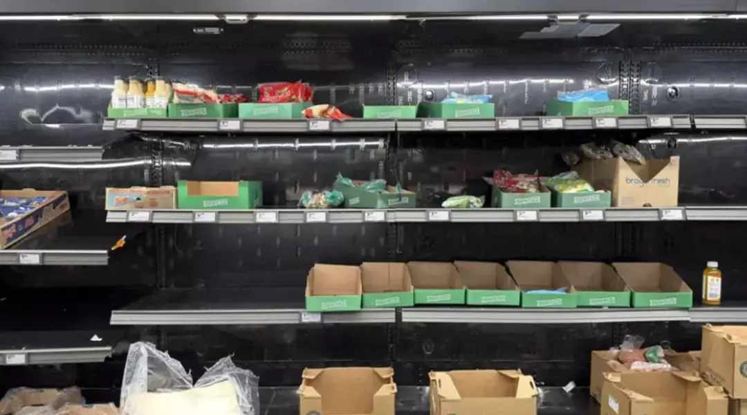 ABD'de marketler boşaldı, uçuşlar iptal