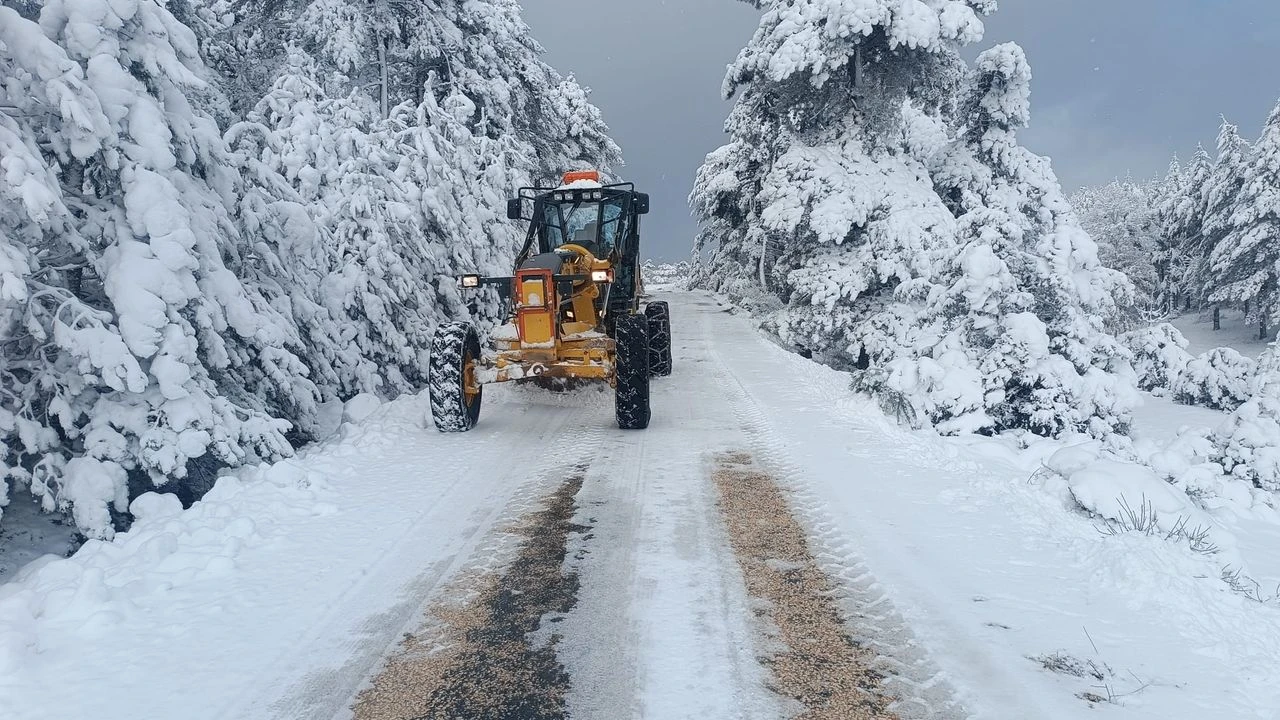 Buyuksehirden Karla Mucadelede Araliksiz Mesai