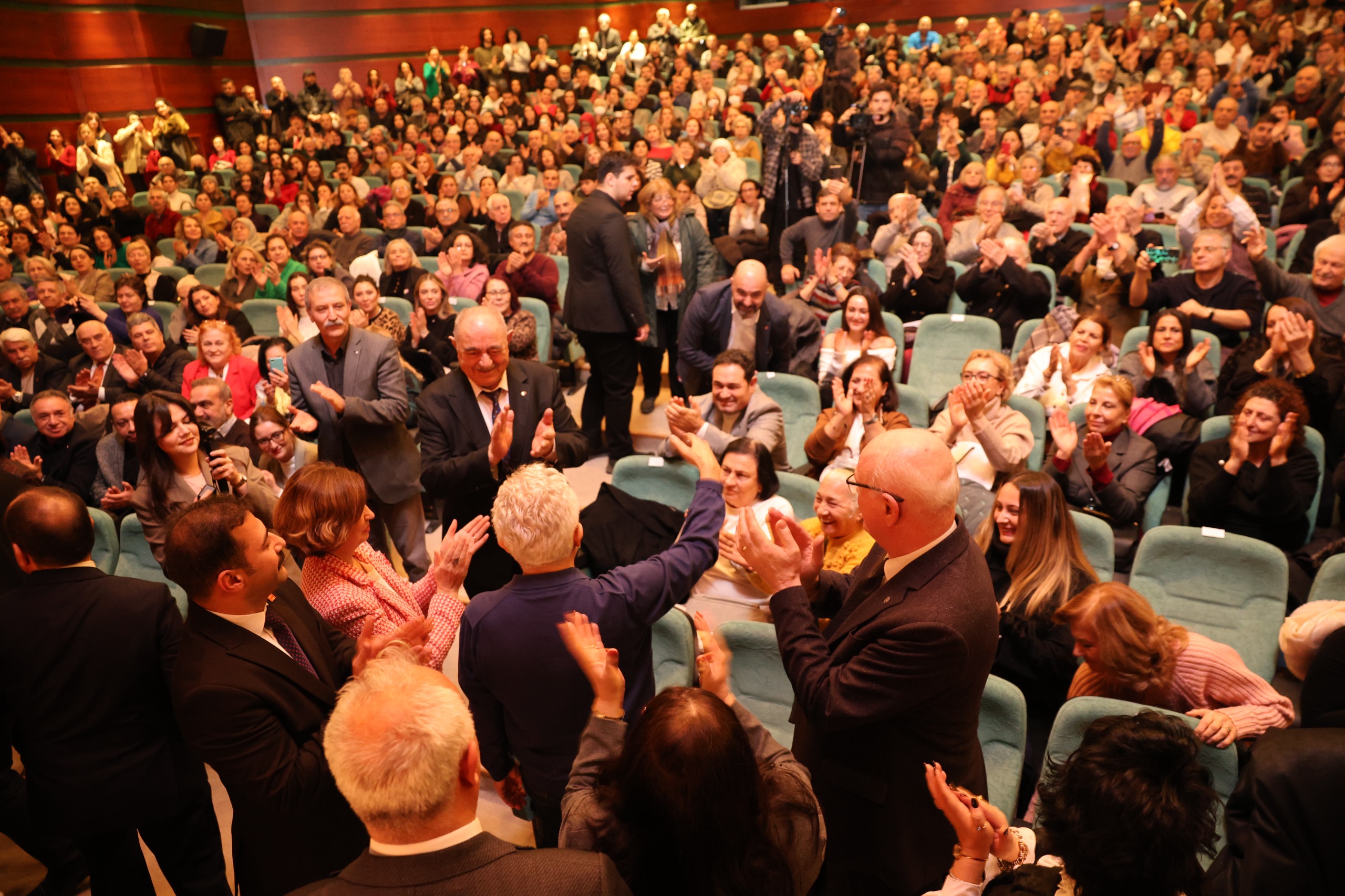 Zülfü Li̇vaneli̇ söyleşisine yoğun katılım 