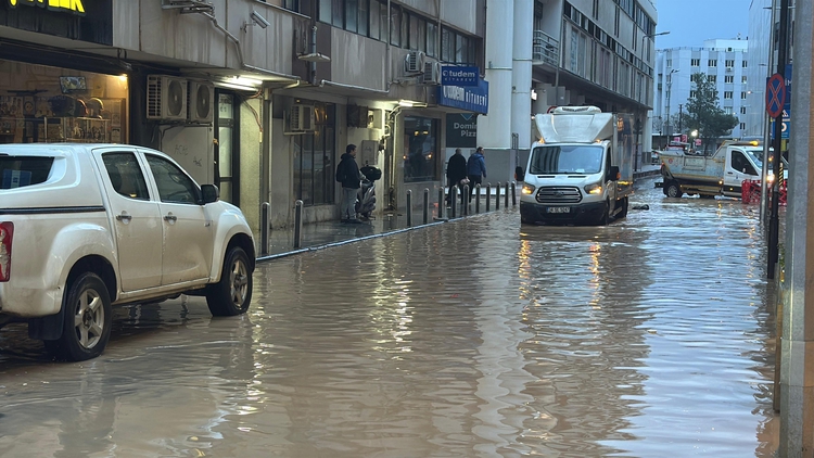 İzmir'de Su Baskını!