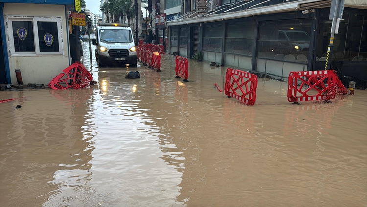İzmir'de su baskını
