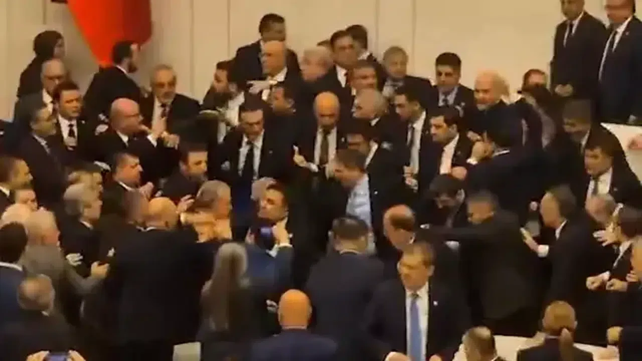 Meclis'te Akın Gürlek krizi | Yumruk ve tekmeler havada uçuştu, CHP'li Tanal yaralandı, yeni bakanlar kavgalar arasında yemin etti!