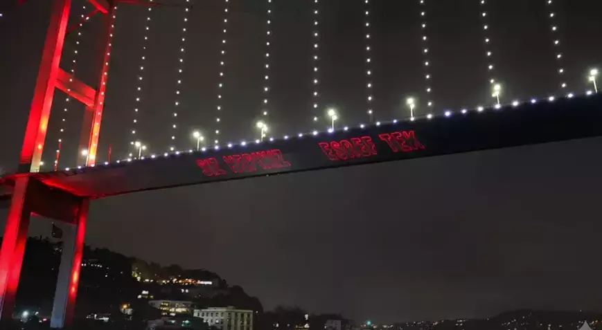 15 Temmuz Şehitler Köprüsü'nde Lazerle Eşref Tek Yazıldı