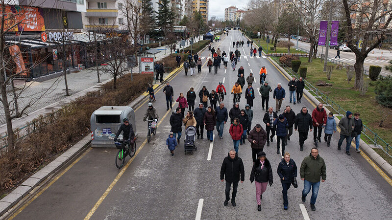 Arabasiz Pazar’da Eski̇şehi̇r Sokaklari Yeni̇den Nefes Aldi (6)