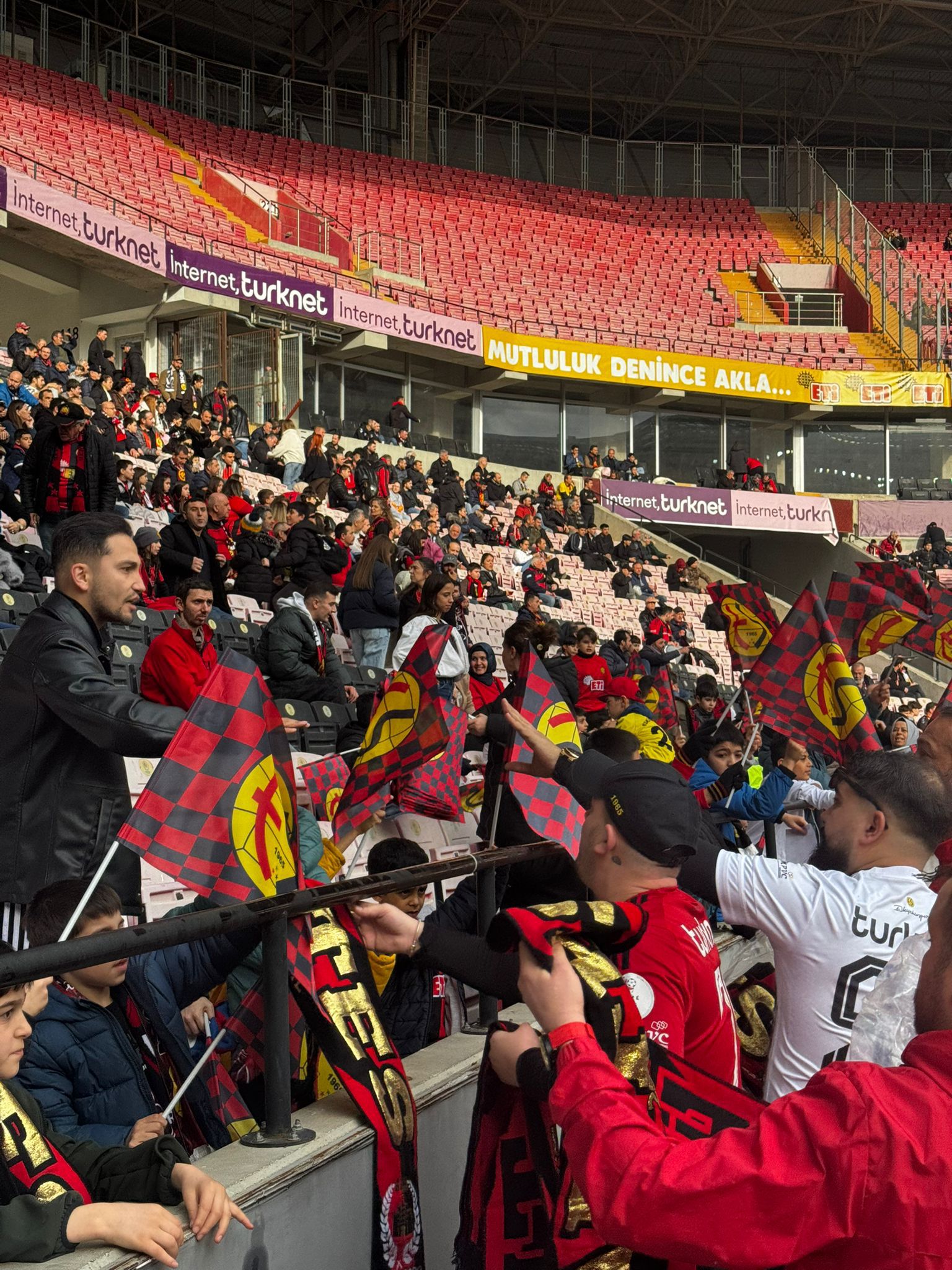 Yetiştirme yurdundan gelen çocuklara ALTES tribününden hediyeler verildi