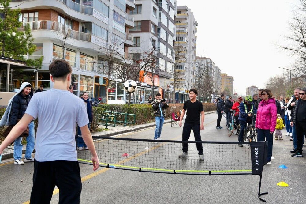 ESKİŞEHİR ARABASIZ PAZAR GÜNÜNDE  NEFES ALDI