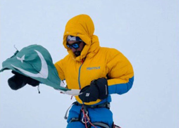 Pakistan'da genç dağcı tırmandığı buz duvarından düşerek hayatını kaybetti