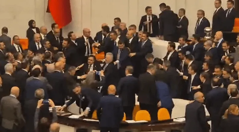 Meclis'te Akın Gürlek krizi | Yumruk ve tekmeler havada uçuştu, CHP'li Tanal yaralandı, yeni bakanlar kavgalar arasında yemin etti!
