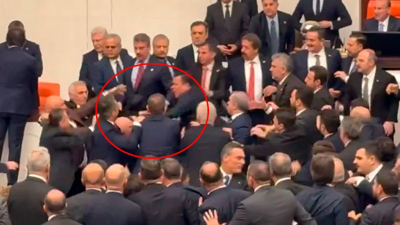 AKIN GÜRLEK MECLİSTE KAVGA 