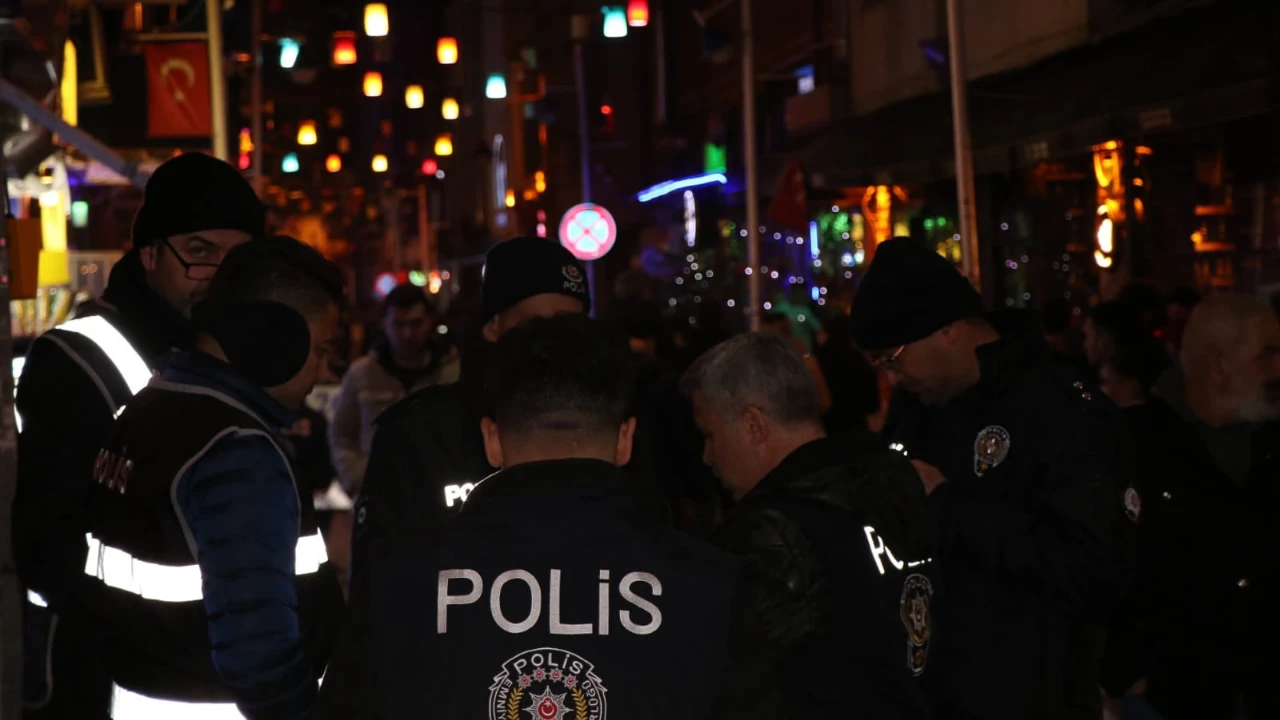 Eskişehir'de yan bakma kavgası kanlı bitti! 2 kişi bıçaklandı