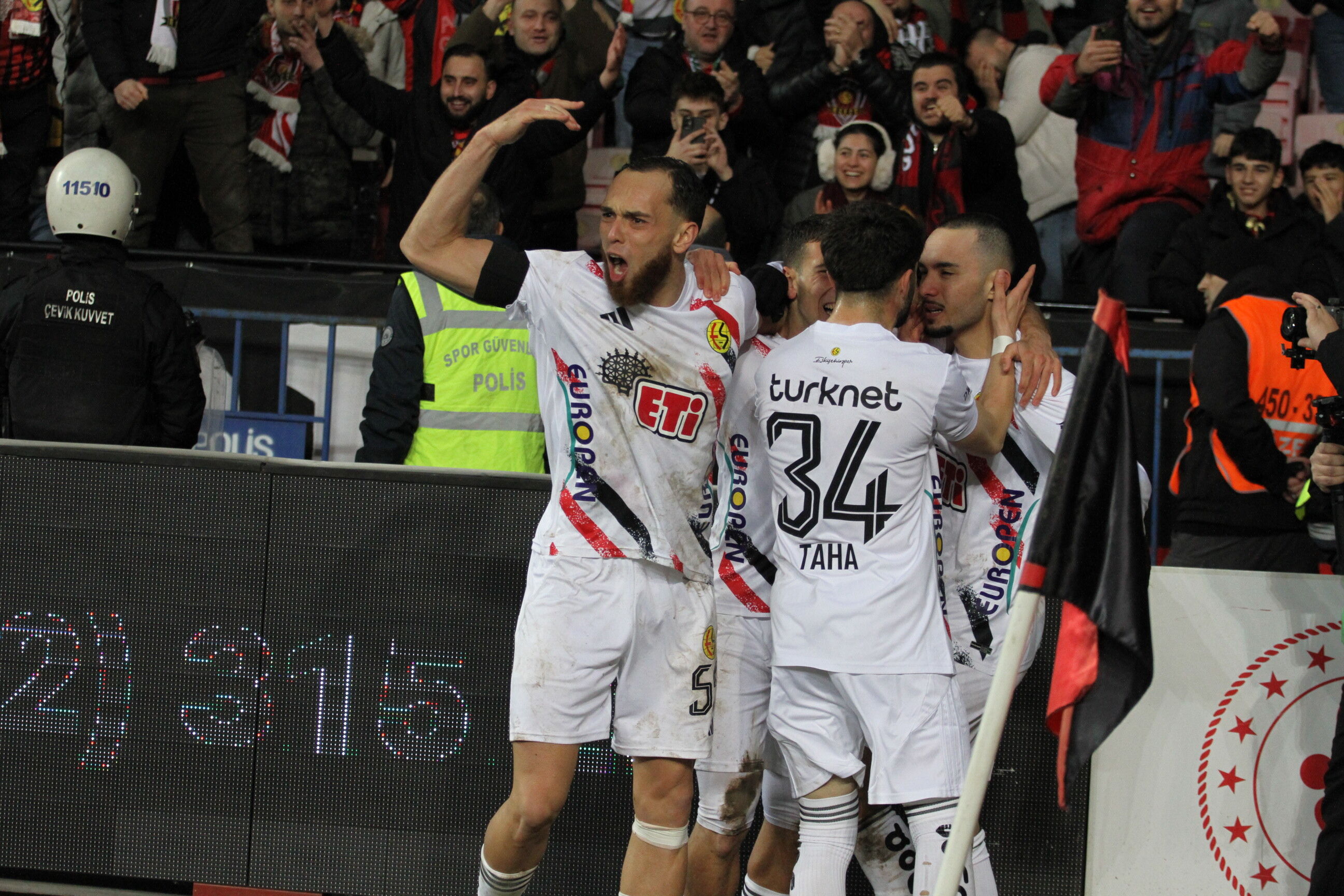 Şimşekler Seriyi Sürdürme Peşinde1