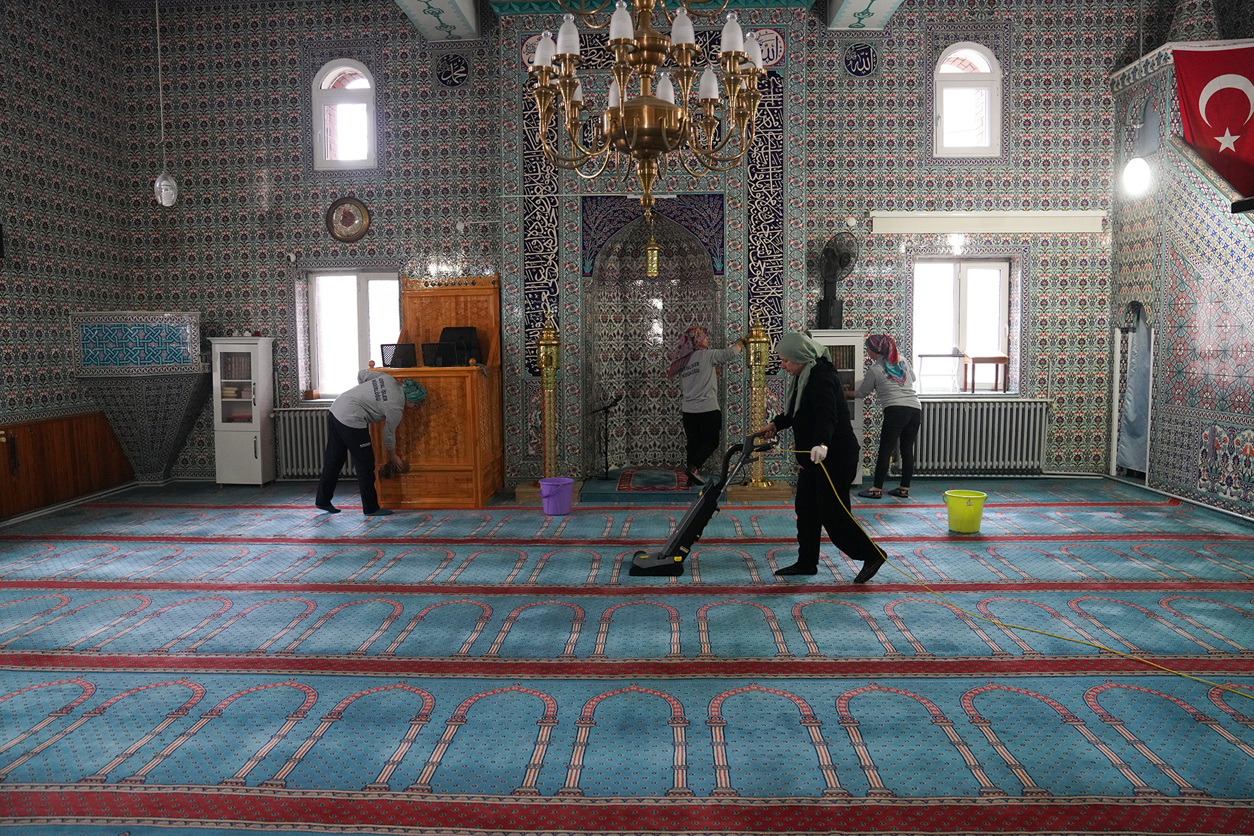 CAMİLERDE TEMİZLİK ÇALIŞMALARI ARTTI