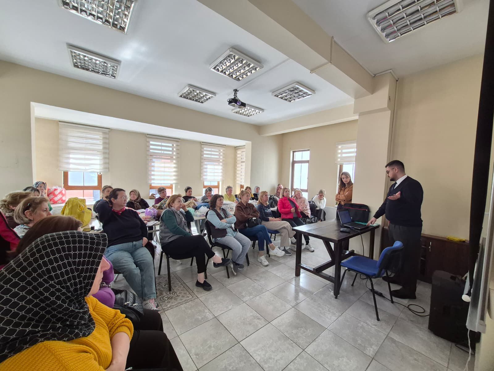 MAHALLLELERDE KADINLARA HAKLARI ANLATILDI