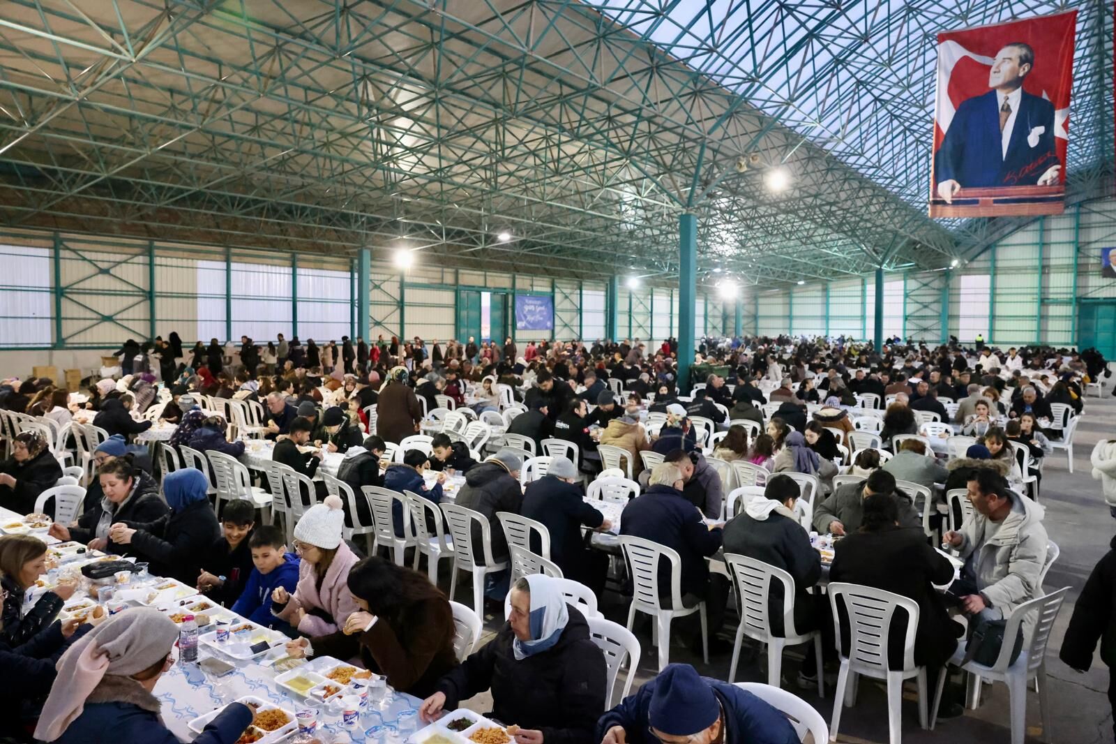 Odunpazarı Belediyesi’nden Yenikent’te gönül sofrası