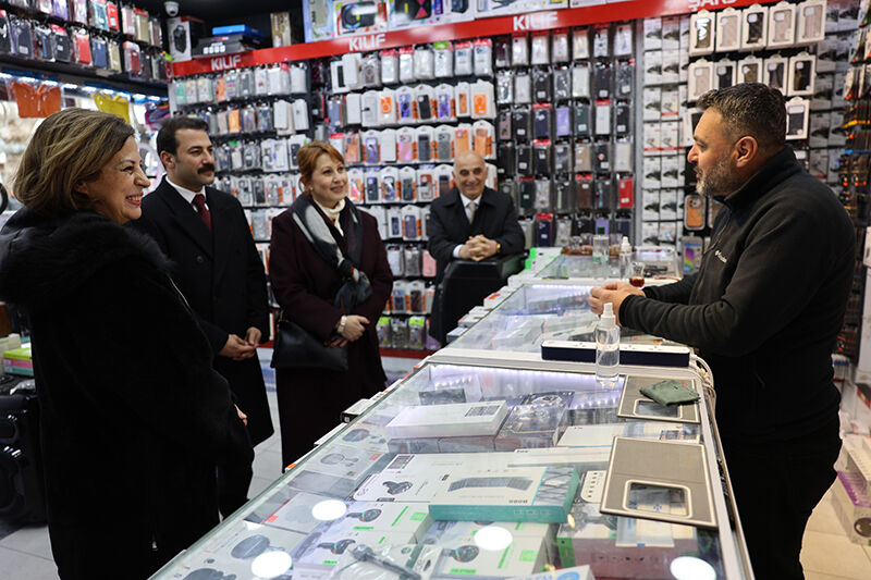 Başkan Ünlüce Esnaf Ve Vatandaşin Talepleri̇ni̇ Di̇nledi̇ (7)