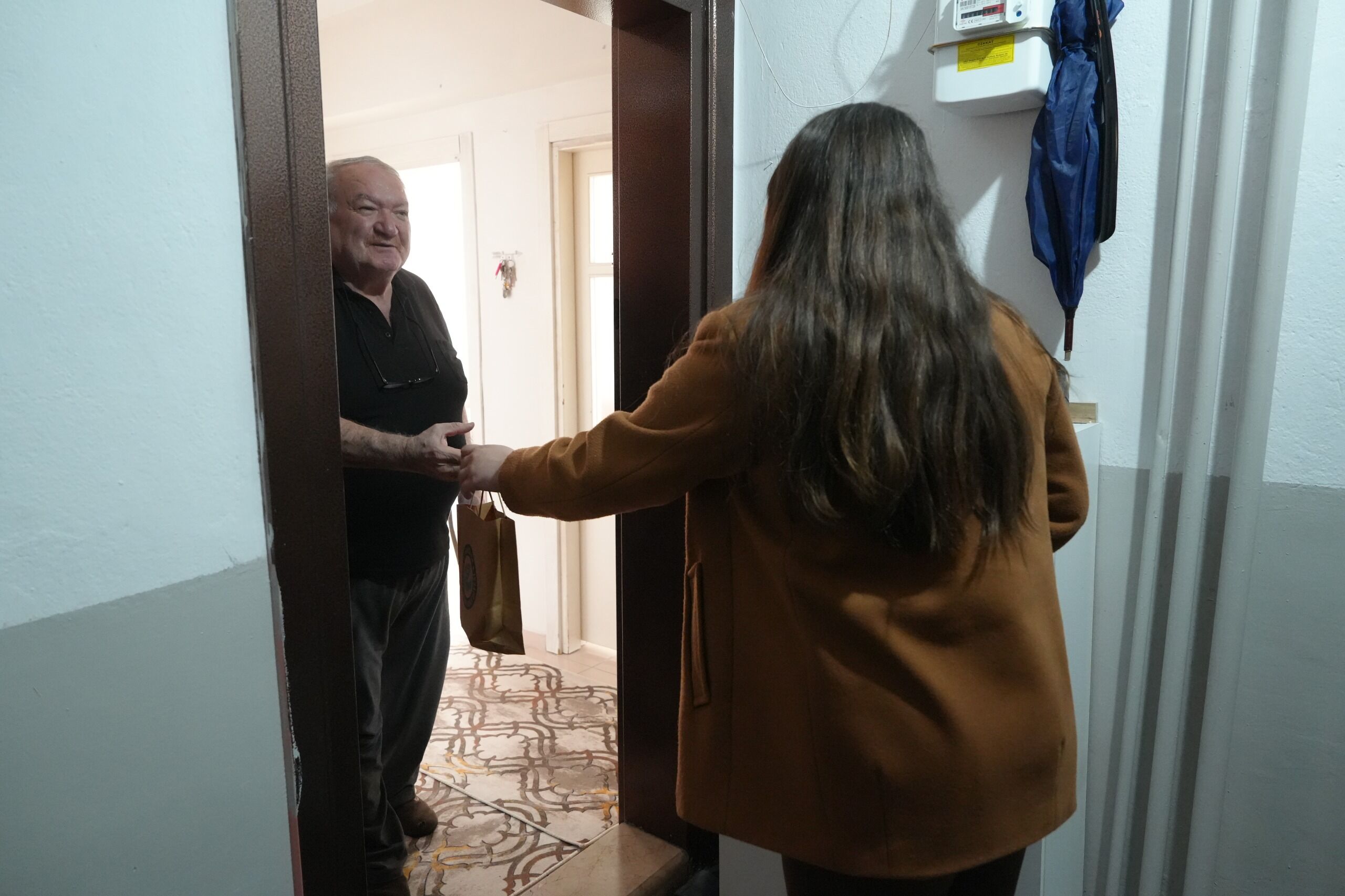 BAYRAMDA GÖNÜLLER BİR OLDU 65 YAŞ ÜSTÜNE ANLAMLI ZİYARET