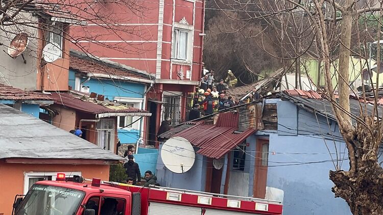 İSTANBUL'DA BİNA ÇÖKTÜ