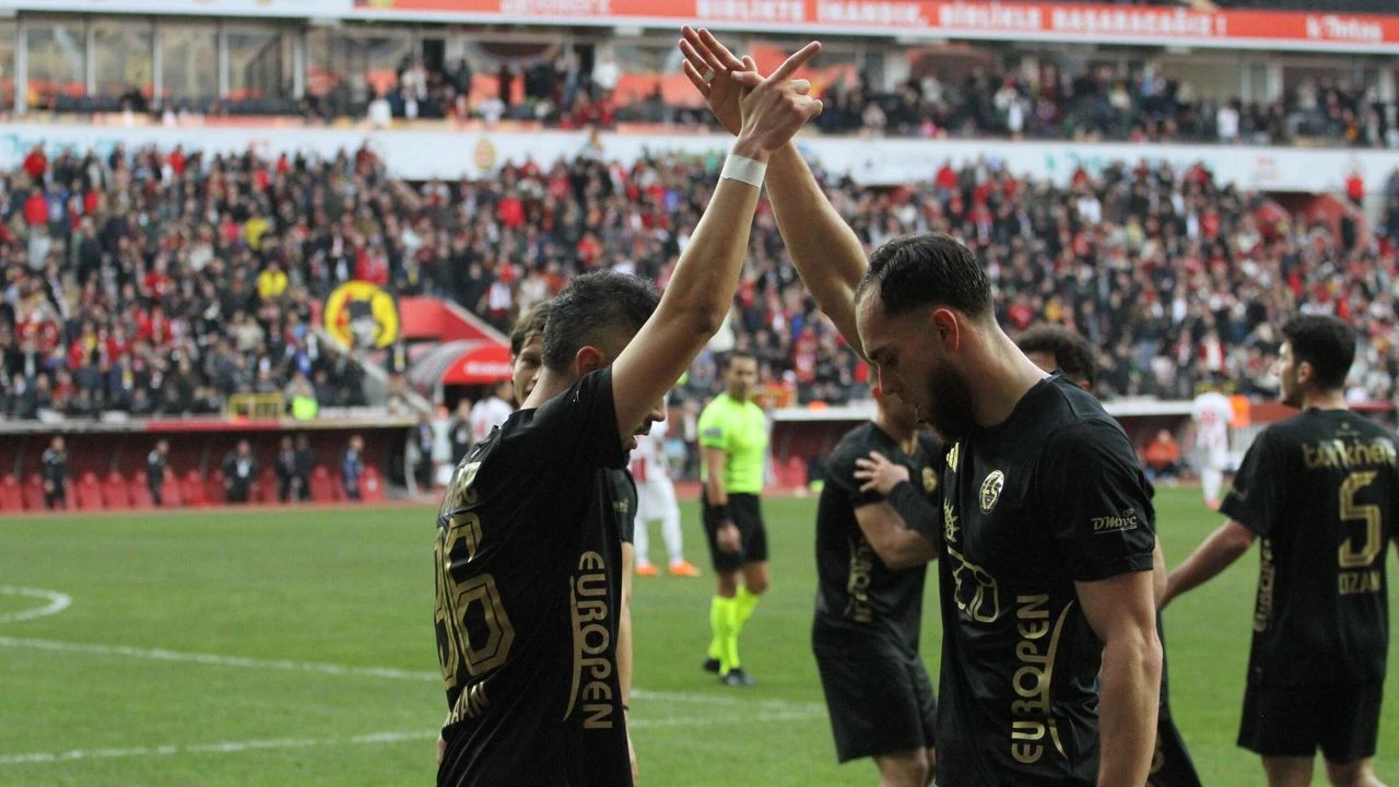 Durdurulamayan Güç: Jakob Siyah-Kırmızılı Formayla Şov Yapıyor