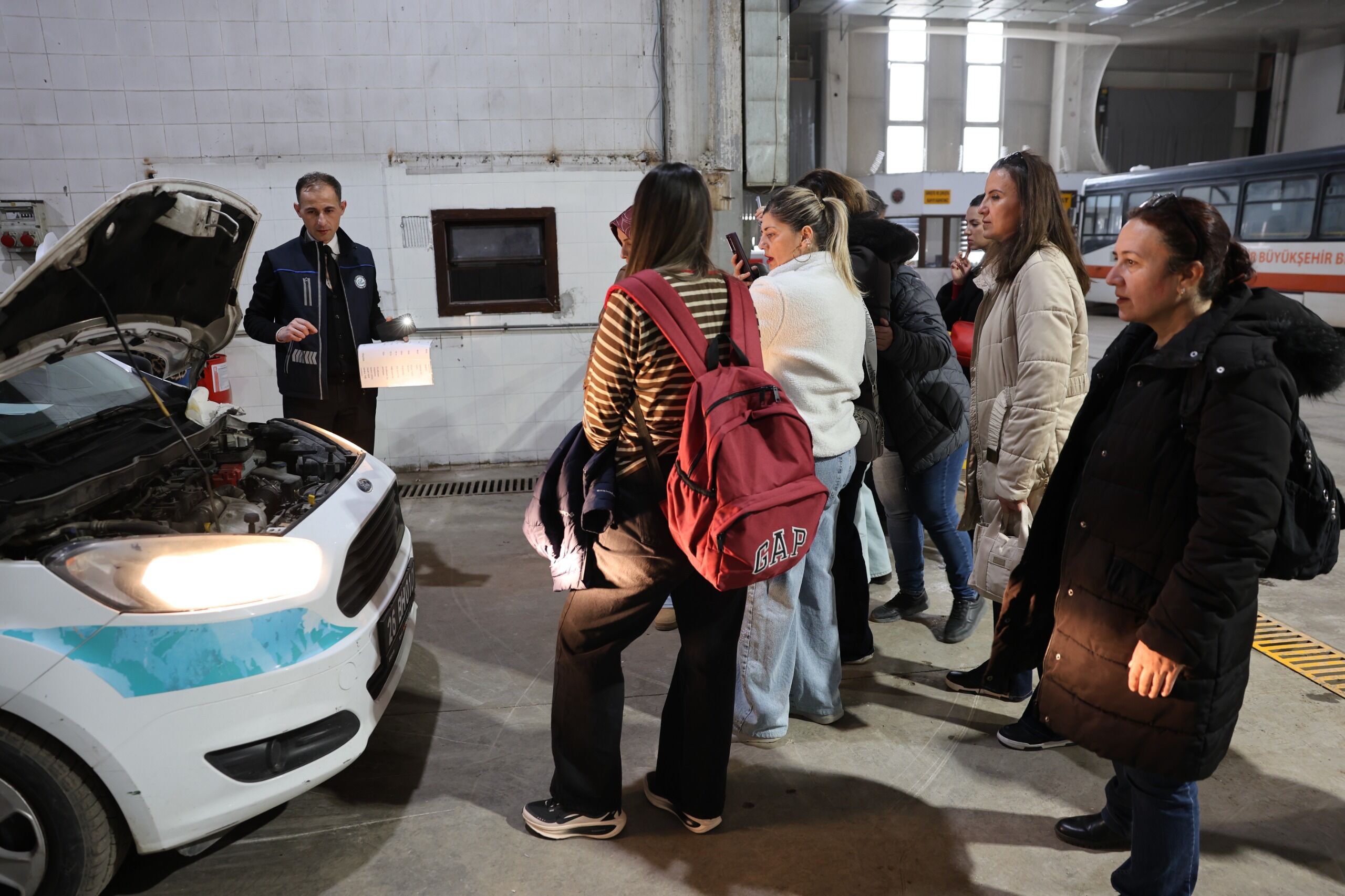 Kadinlar Atölyede Araç Bakimini Öğrendi̇ (6)