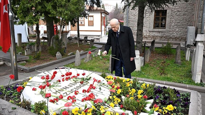 MHP lideri Bahçeli, Muhsin Yazıcıoğlu'nun kabrini ziyaret etti