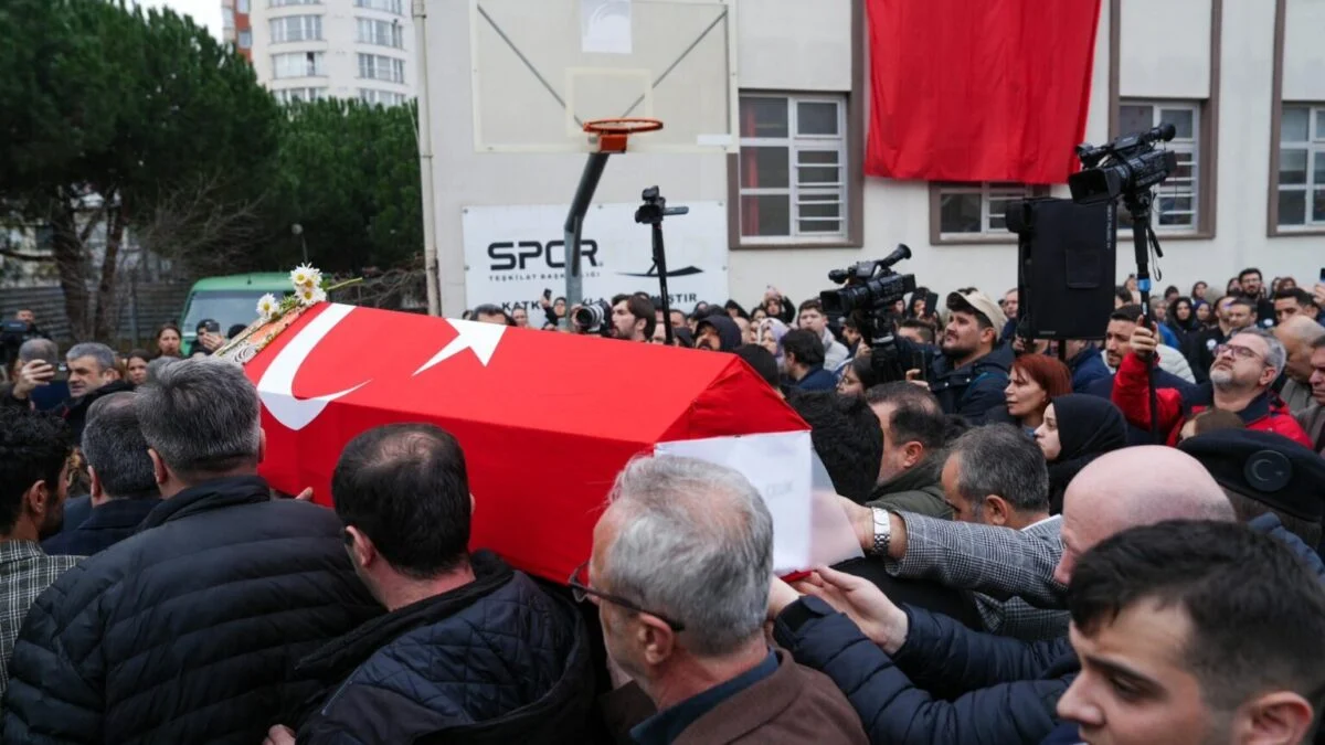 Liselinin katlettiği Fatma Nur öğretmene okulunda cenaze töreni: Öğretmenler "Şiddete dur de!" sloganı attı, cenazeye binler katıldı; "Canımızı kaybettik"