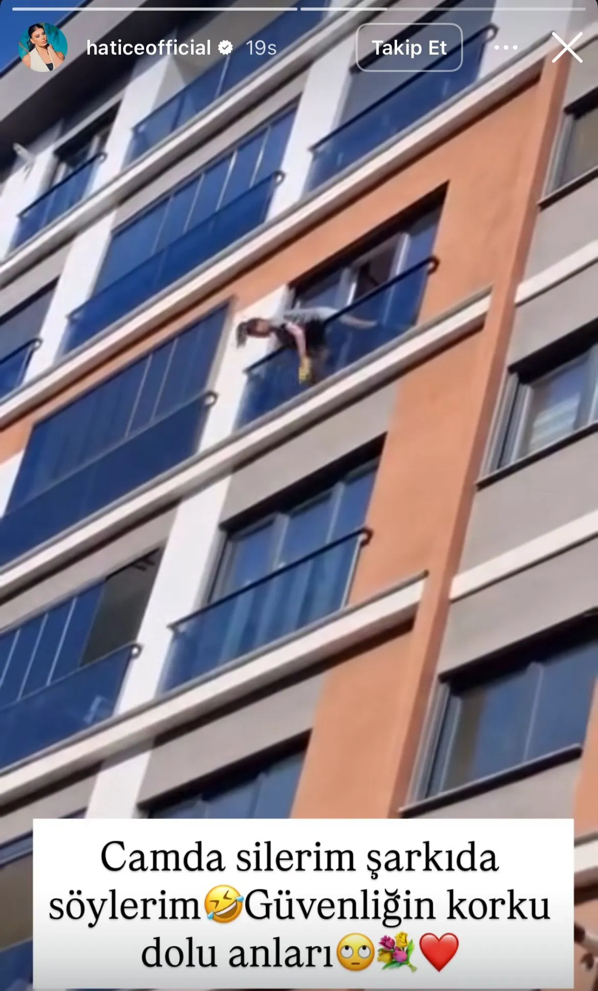 Şarkıcı Hatice cam silerken yürekleri ağza getirdi: O anlar kameraya yansıdı