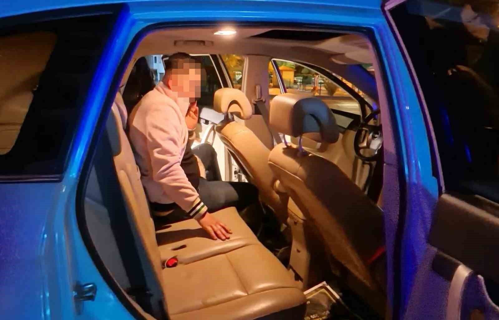 Kapısı açık bırakılan araba