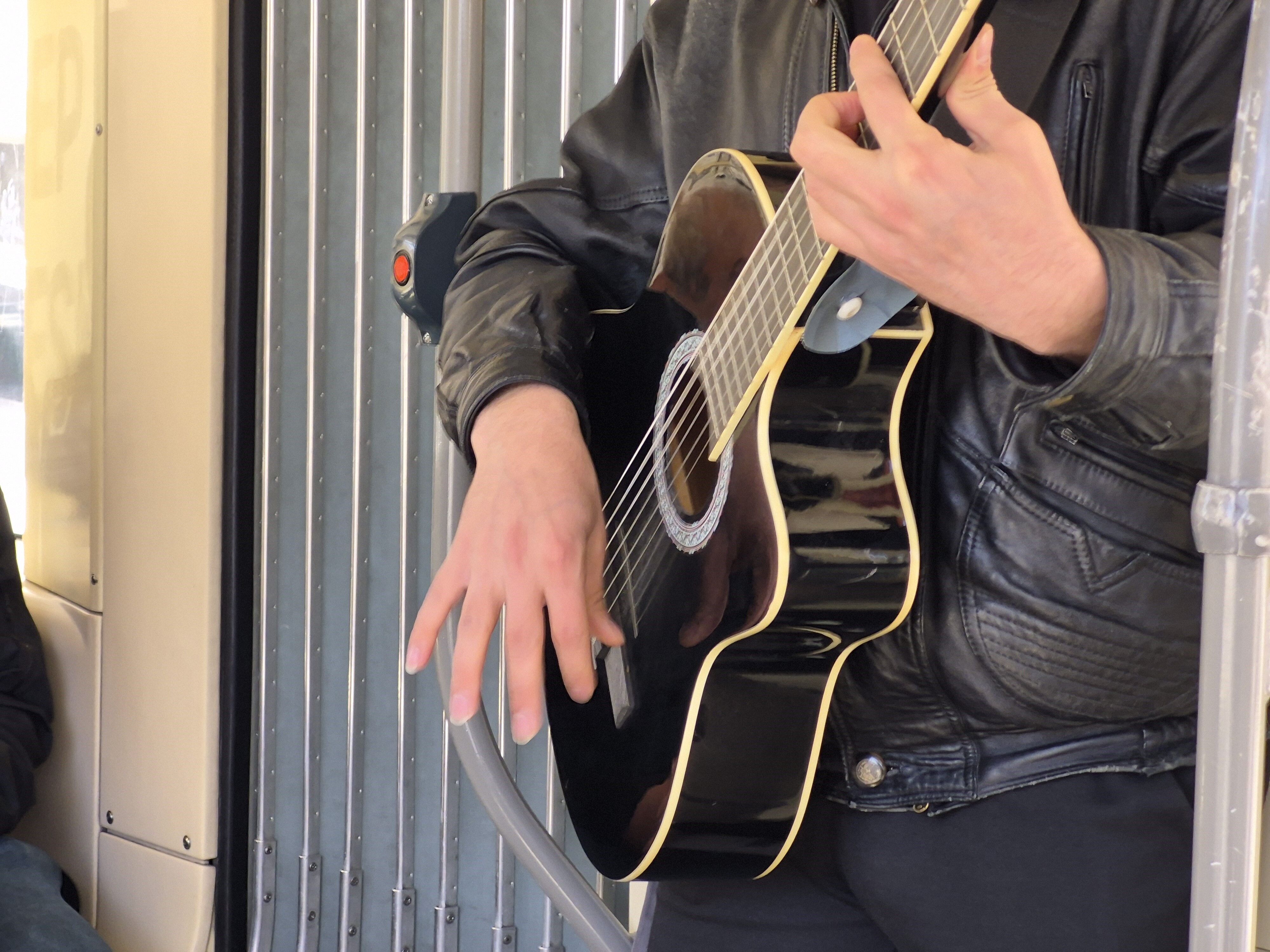 Tramvayda Genç Gitarist