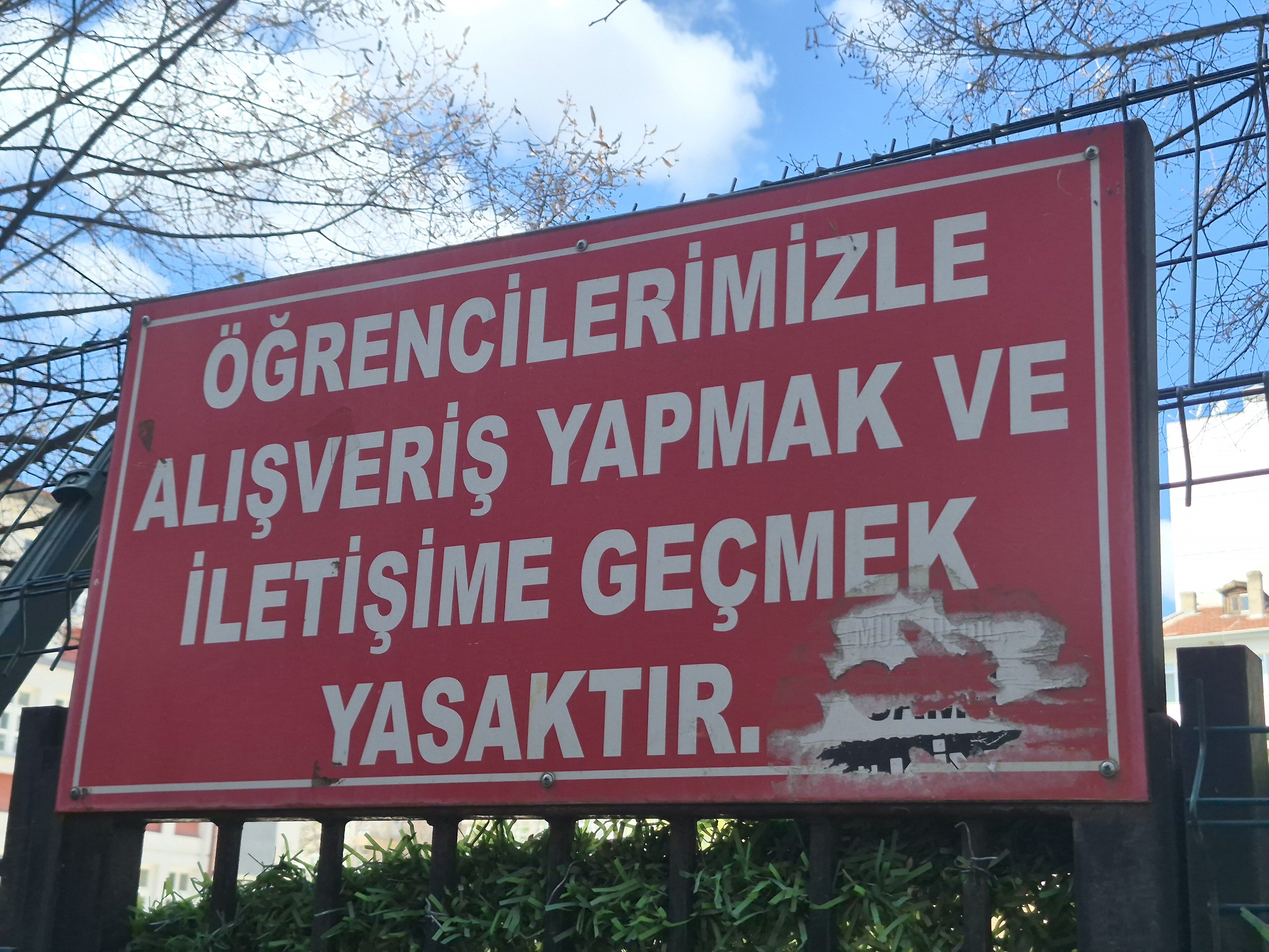 Okulda iletişim yasağı