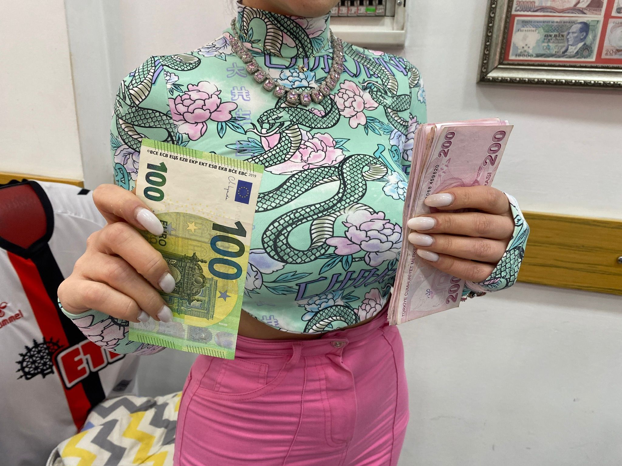 Döviz bürosunda fazla verilen parayı geri getirdi