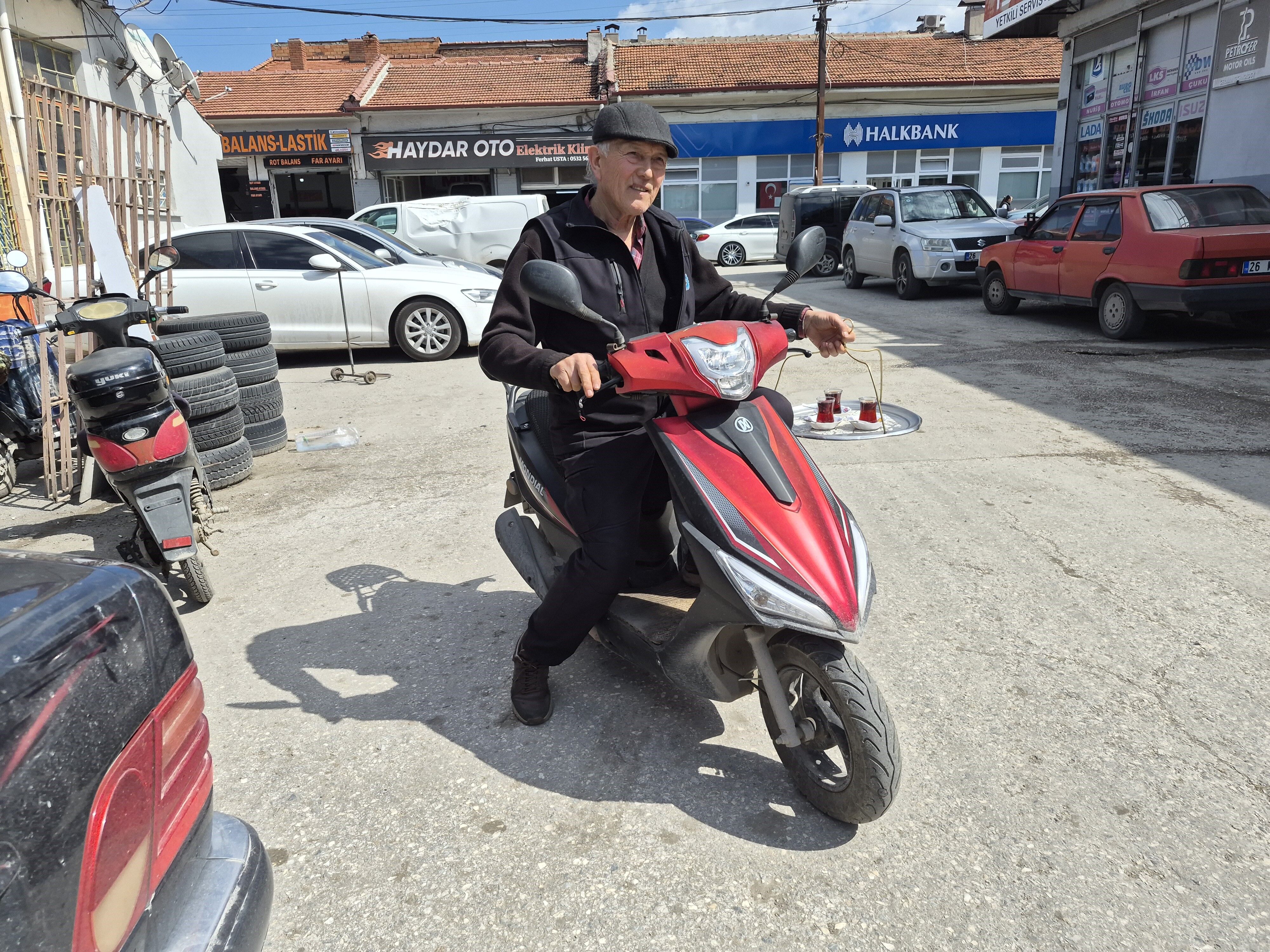 Elektrikli Motosikletle Çay Servisi