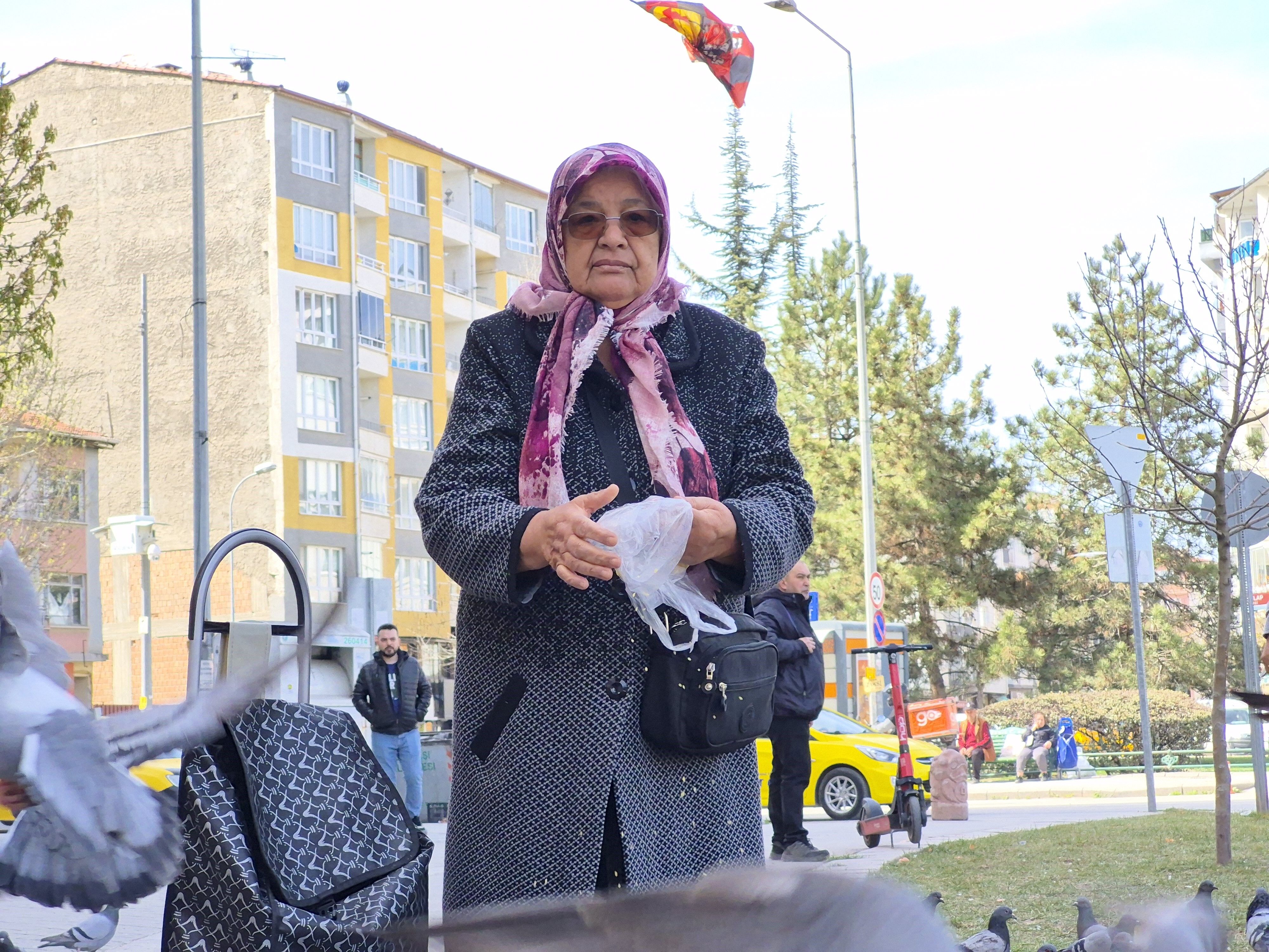 Kuşlara yem veren kadın