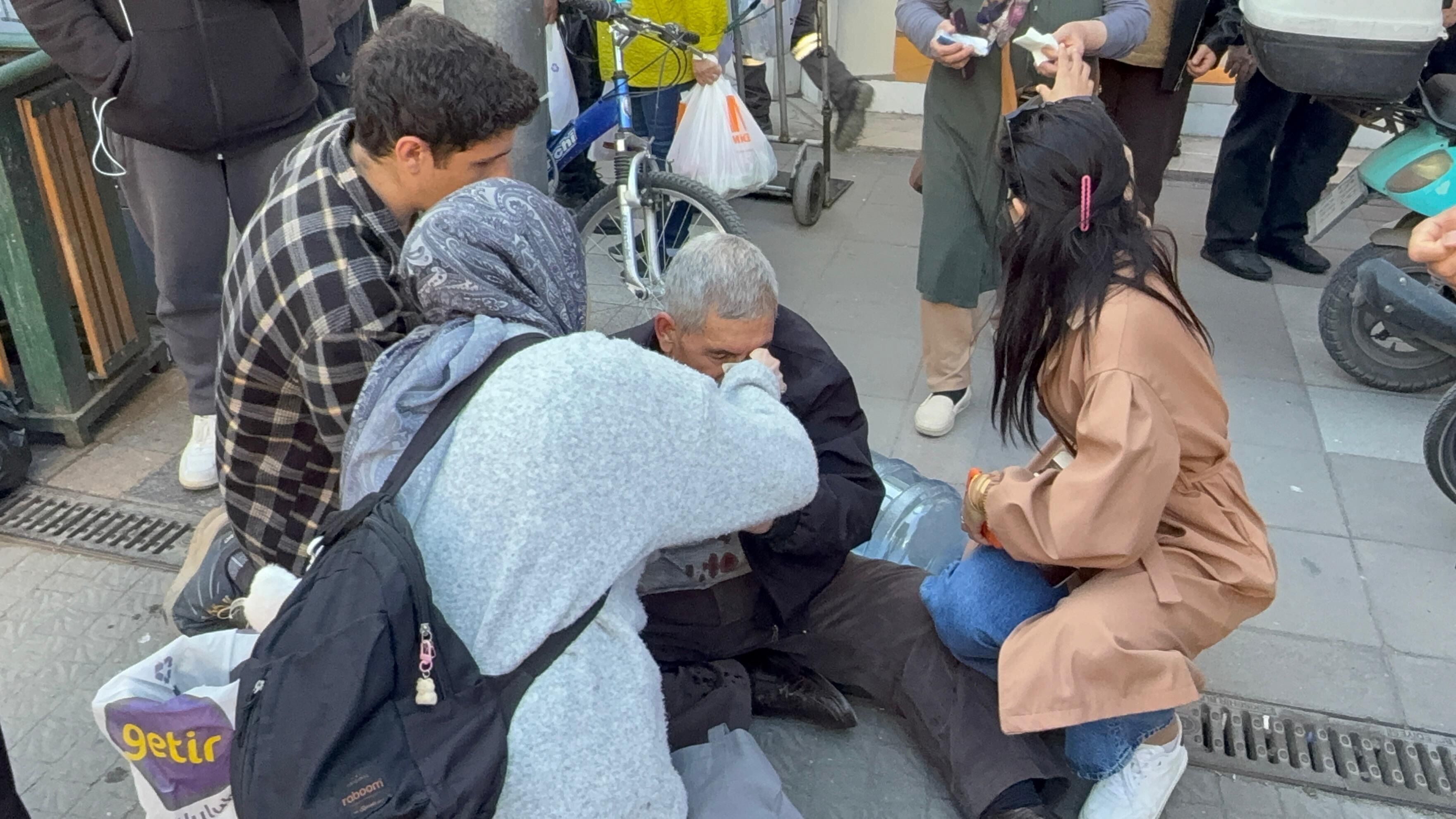 Yaşlı Adam Yere Yığıldı