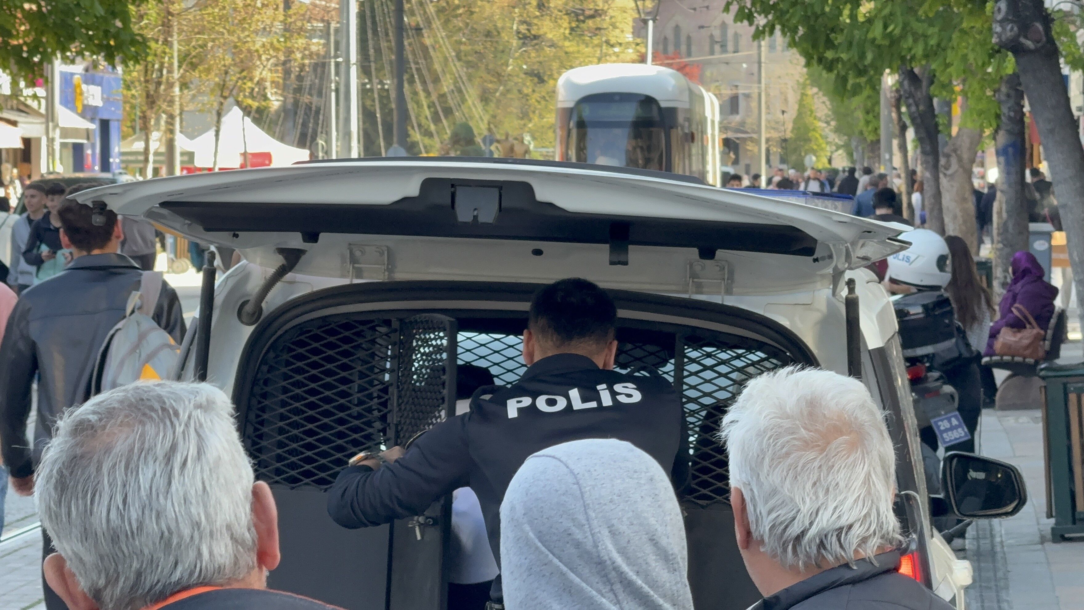 Yaşlı adama yumruk atan çocuk