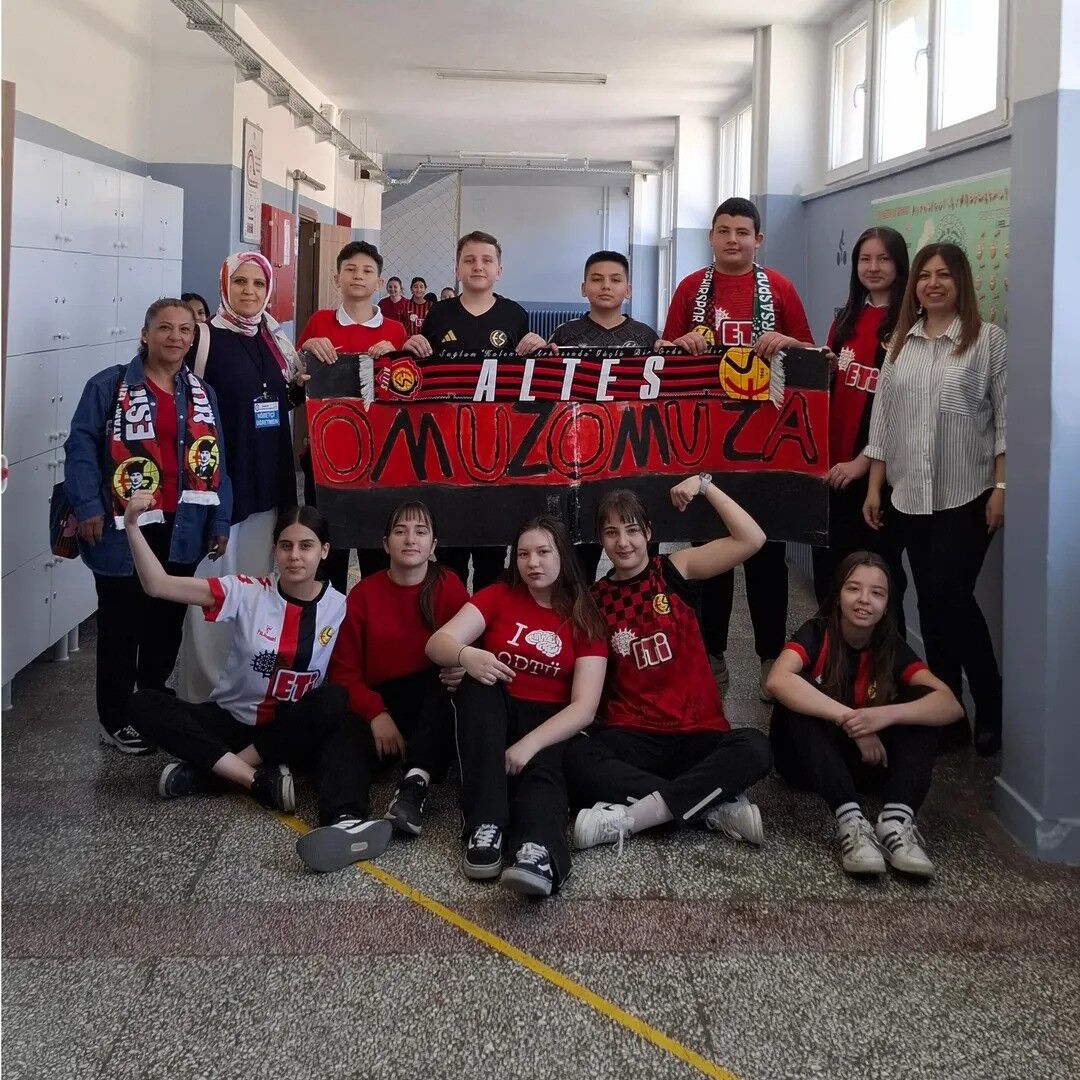 Es-Es'in minik taraftarlıar