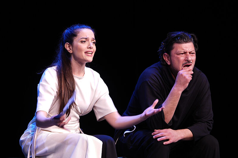 Başkan Ünlüce “Unutmak” Oyununda Sanatseverlerle Buluştu (2)