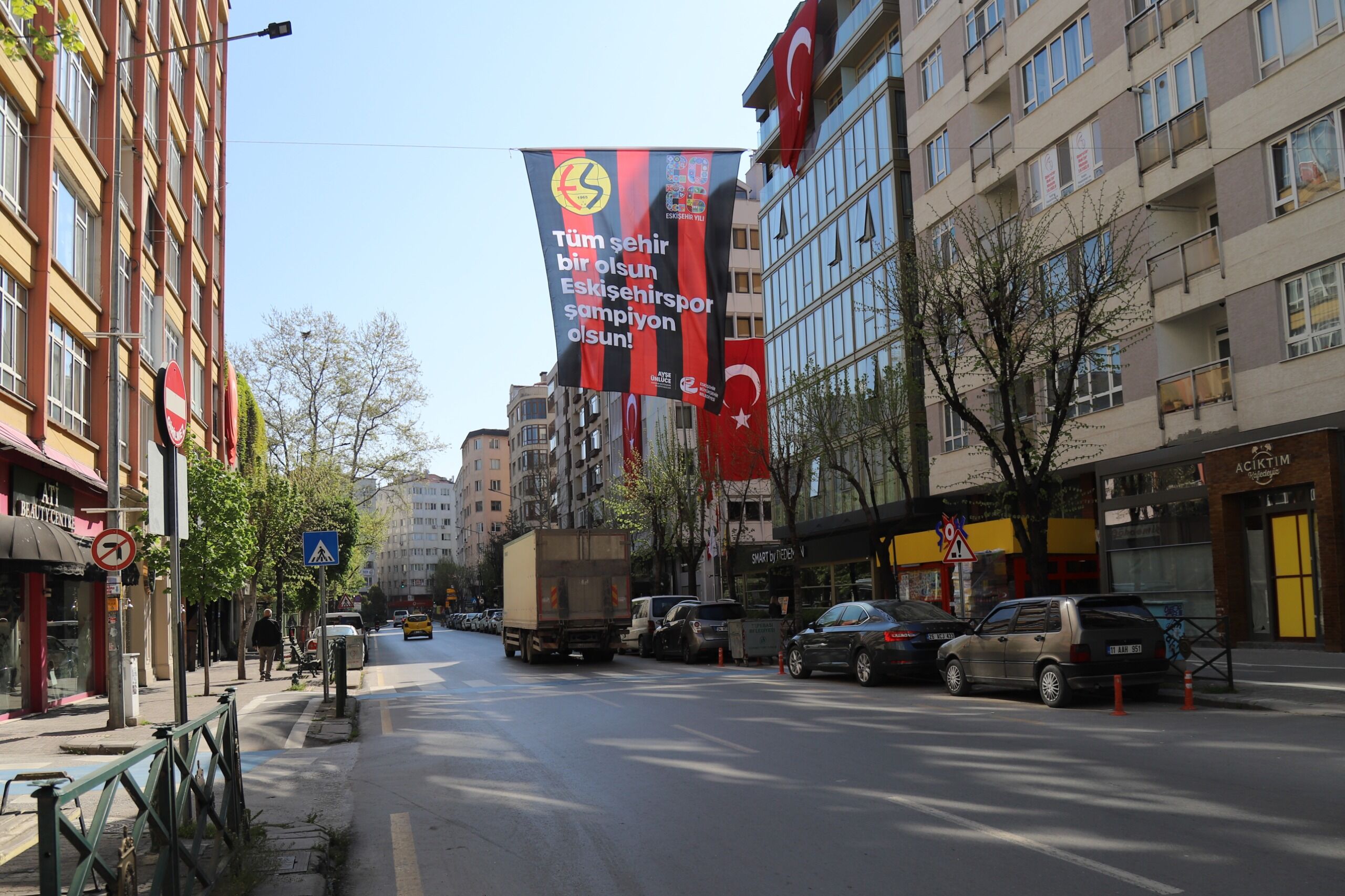 Büyükşehi̇r Şehri̇ Eski̇şehi̇rspor Bayraklariyla Donatiyor 