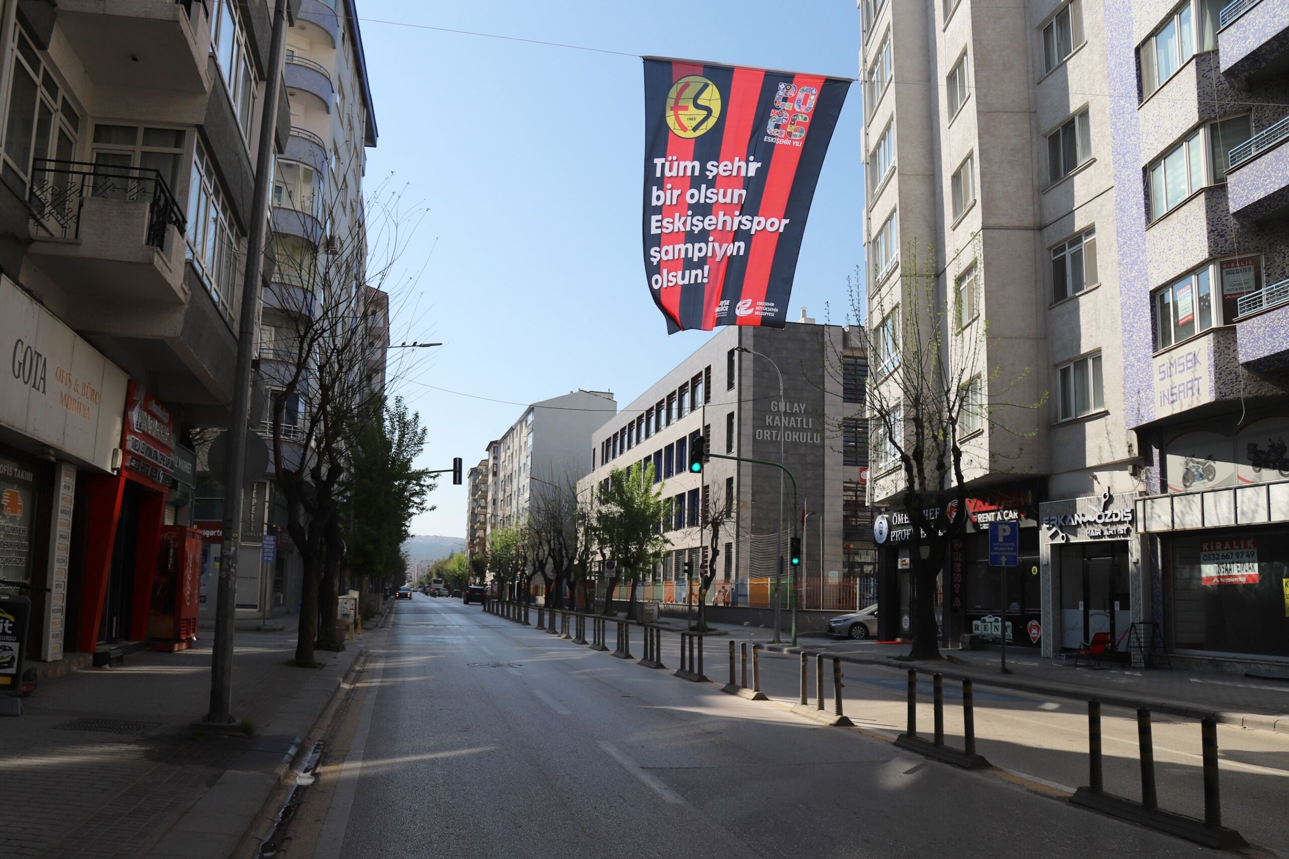 Büyükşehi̇r Şehri̇ Eski̇şehi̇rspor Bayraklariyla Donatiyor 