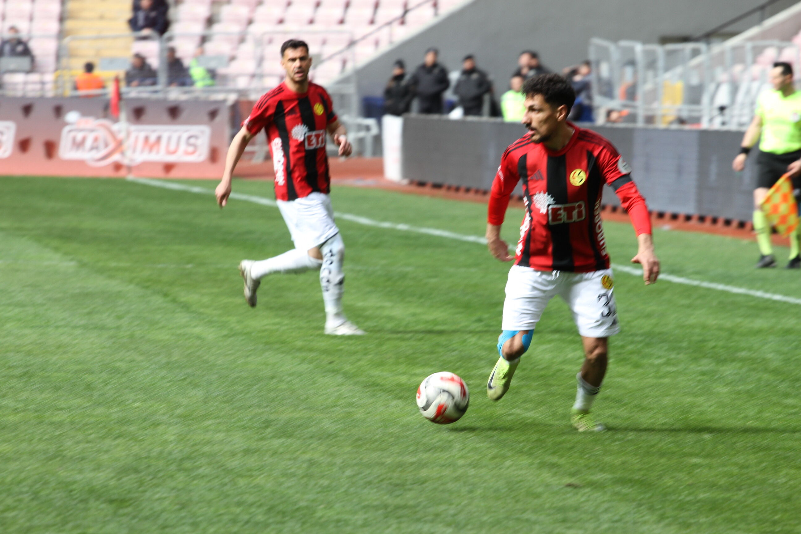 Balıkesirspor ile Eskişehirspor arasında oynanacak Play-Off maçı, 24 Nisan Cuma günü saat 20.00’de Tivibu Spor ekranlarından canlı yayınlanacak.