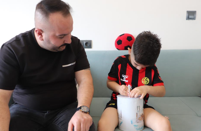 Kumbarasını Eskişehirspor'a bağışlayan 