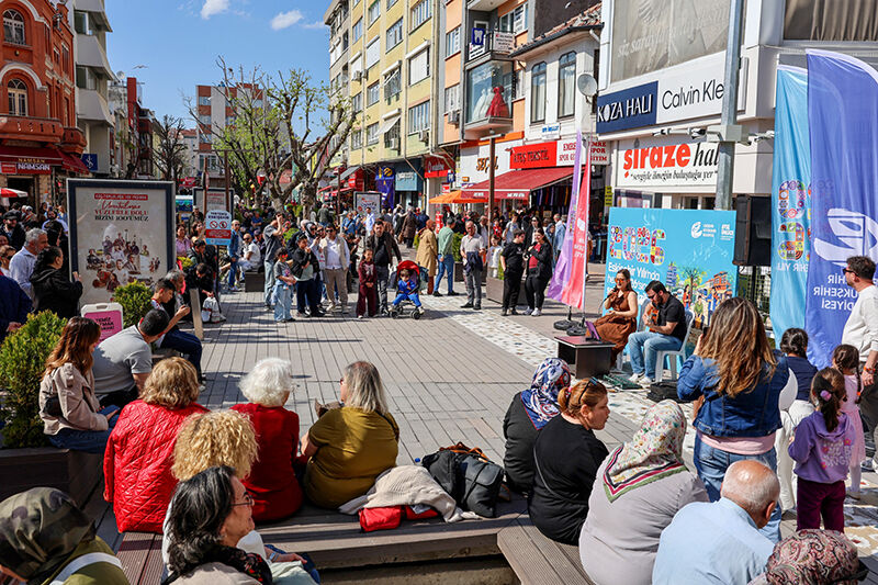 Sokaklar Notalarla Doldu, Şehi̇r Nefes Aldi (6)