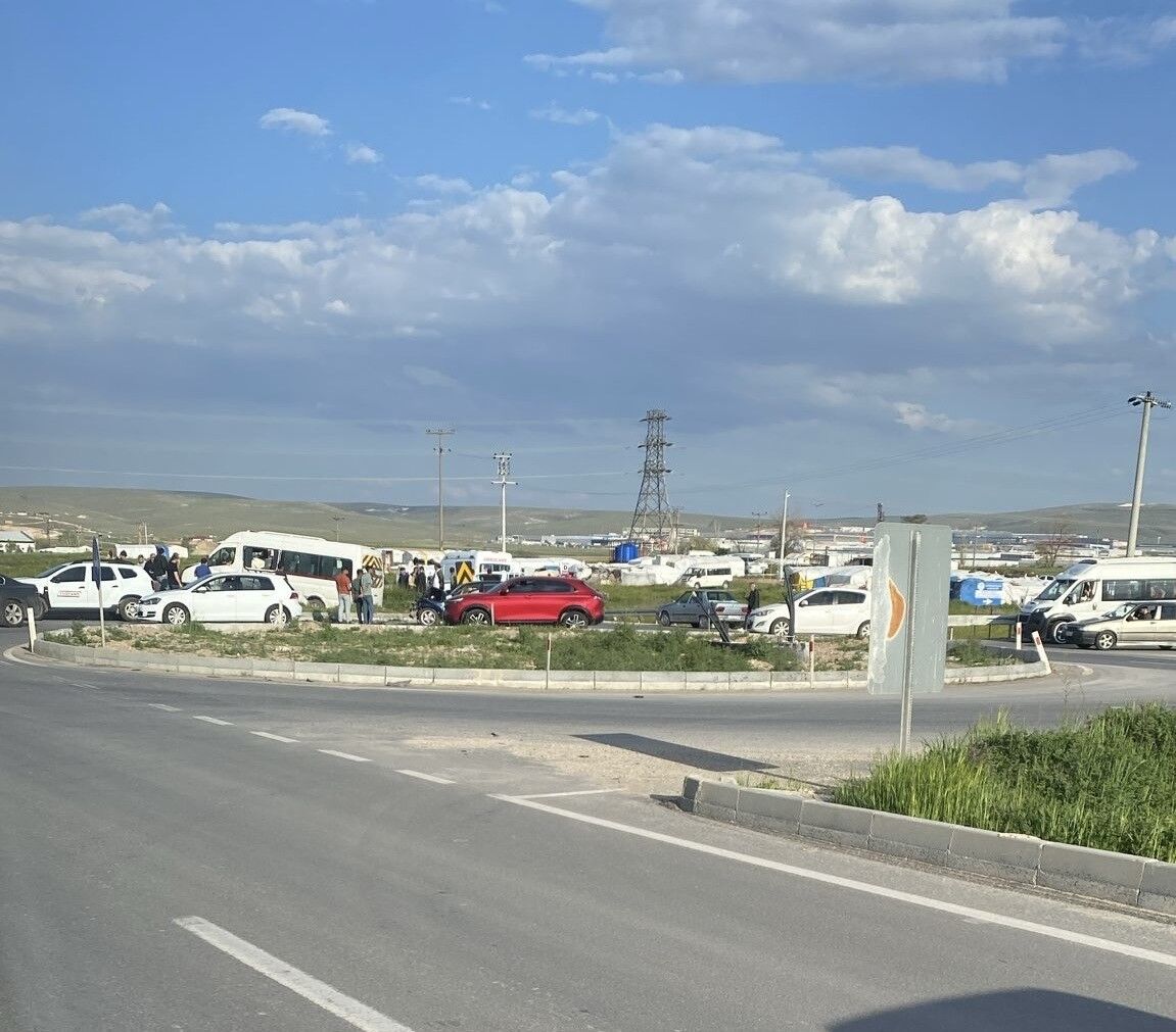 İşçi Servisi Otomobil ile çarpıştı
