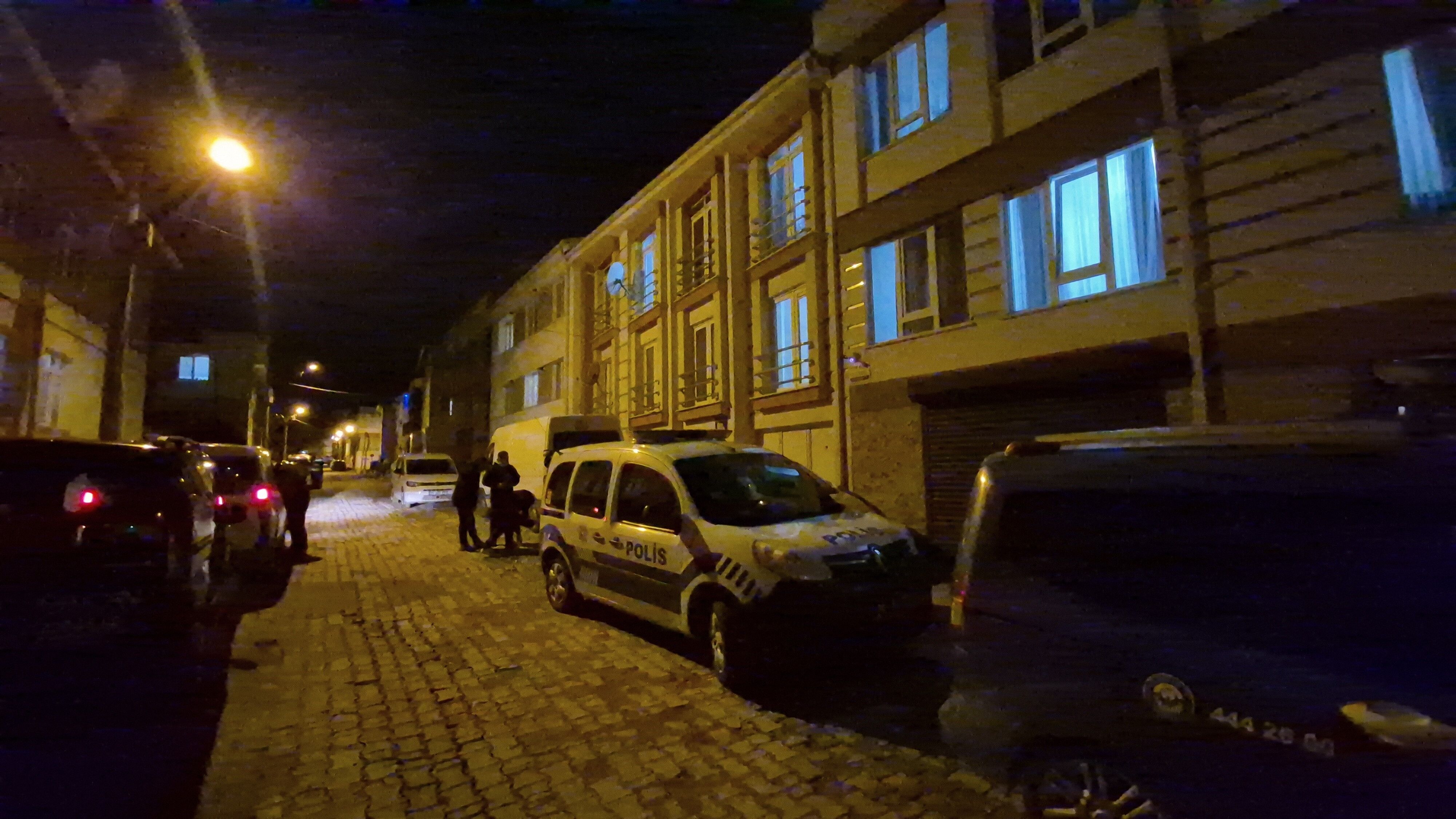 Evinde ölü bulundu