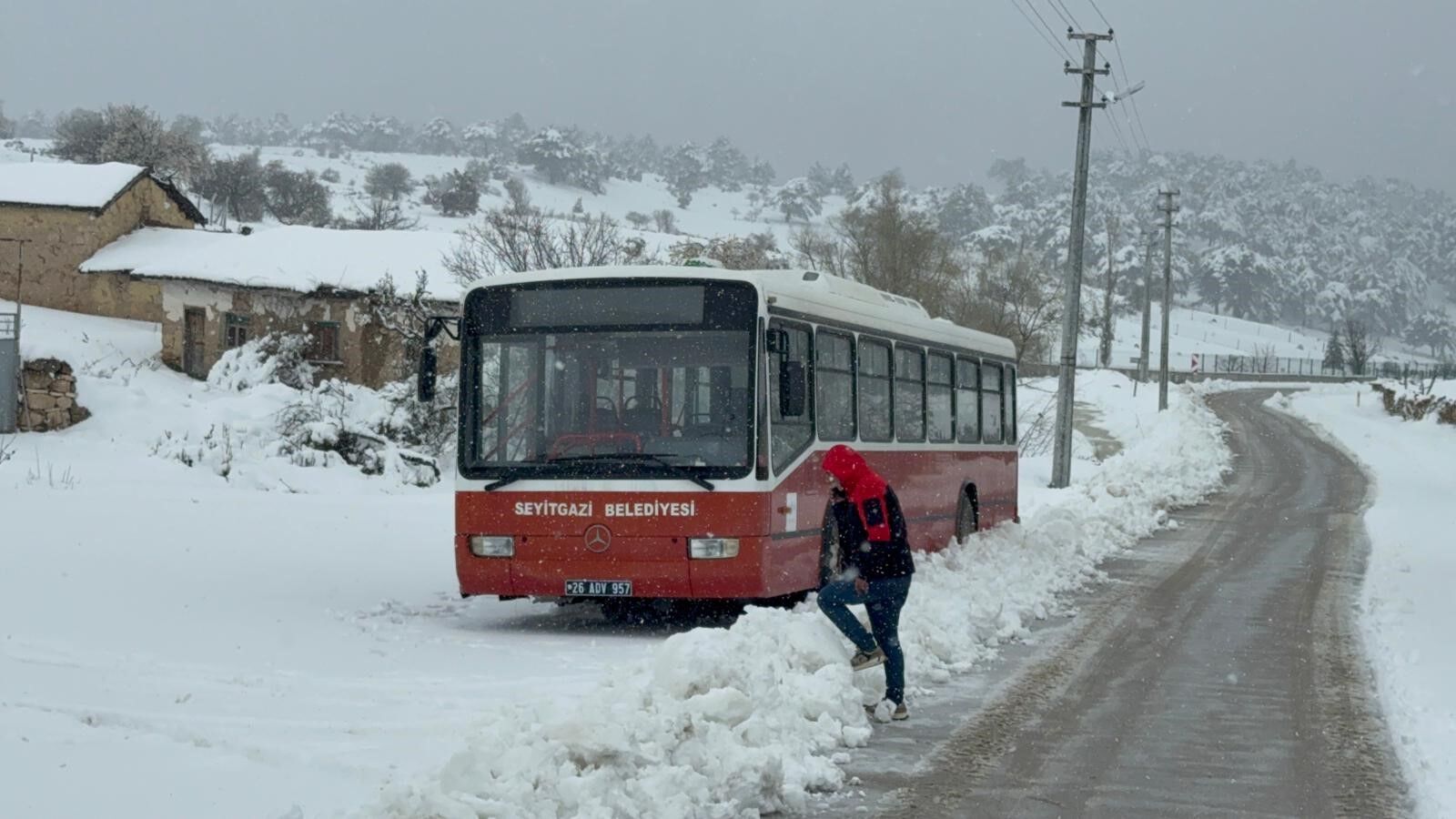 BELEDİYE OTOBÜSÜ MAHSUR KALDI